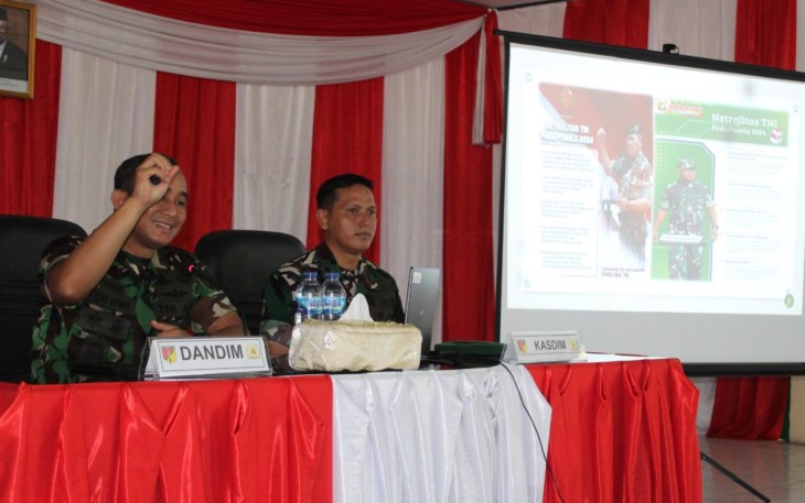 Dandim 1310/Bitung, Letkol Arm Yoki Efriandi Gumay, M.Han dan dampingi Kasdim Mayor Inf Novri Albert Pratasik,S.I.P saat memberikan sosialisasi netralitas Pada Pemilu 2024 kepada ibu-ibu Persit