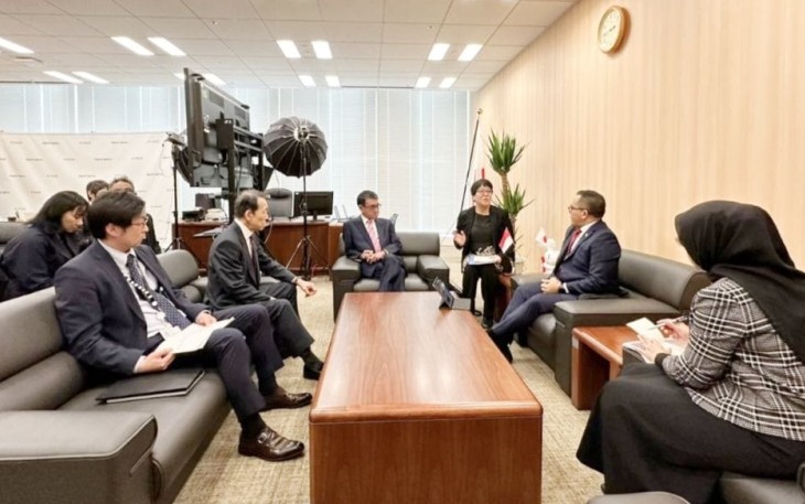 Menteri PANRB Abdullah Azwar Anas saat bertemu dengan Menteri Transformasi Digital Jepang Taro Kono di Kantor Digital Agency Tokyo, Jepang, Jumat (01/12/2023).