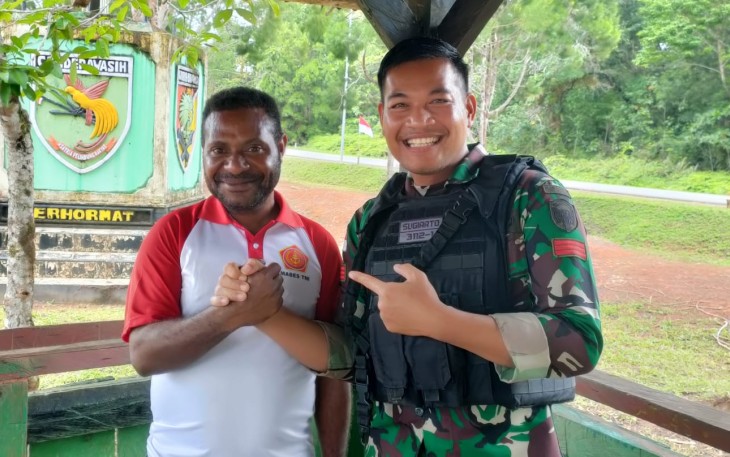Satgas Pamtas Statis RI-PNG Yonif RK 111/KB saat Berikan Baju Kaos Mabes TNI dan Sarana Olah Raga Untuk Masyarakat Pedalaman Papua Selatan