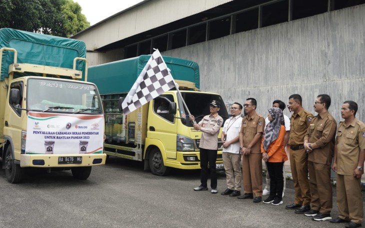 Bupati Limapuluh Kota, Safaruddin, melepas secara simbolis 418,58 ton CBP Badan Pangan Nasional di Gudang BULog Tanjung Pati.