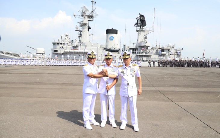 Komandan Pusat Penerbangan TNl AL (Danpuspenerbal) Laksda TNl Sisyani Jaffar berserta istri menghadiri Upacara Sertijab Pangkoarmada II dari Laksda TNI Yayan Sofiyan kepada Laksda TNI Denih Hendrata yang digelar di Dermaga Madura Koarmada II, Ujung, Surabaya, Senin (18/12/2023)