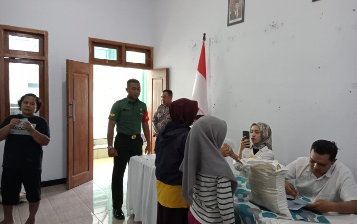 Babinsa Koramil Sawahan Kawal Penyaluran Bantuan Pangan Cadangan Beras Pemerintah