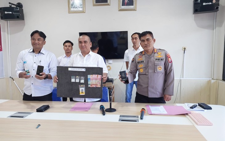 Wadir Resnarkoba Polda Bengkulu AKBP Tonny Kurniawan,S.IK, saat memimpin press release bersama sejumlah awak media didampingi Kasubbid PID Bidhumas AKBP Julius Hadi Harjanto, S.Kom, MM, pagi hari ini Rabu (12/07).