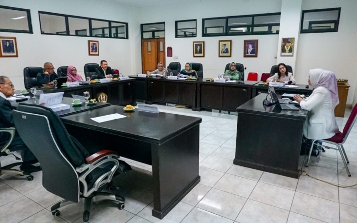 Bamsoet saat menguji disertasi dalam Ujian Sidang Tertutup Program Doktor Ilmu Hukum Fakultas Hukum UNPAD, Isti Novianti dengan tema 'Urgensi Pendirian Lembaga Managemen Kolektif Nasional (LMKN) Untuk Pengelolaan Hak Ekonomi Pencipta, Pemegang Hak Cipta, dan Pemilik Hak Terkait Pada Era Ekonomi Digital' di Universitas Padjadjaran Bandung, Sabtu (1/9/23).