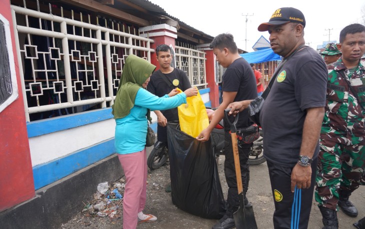 Kodim 1801/Manokwari, Polda Papua Barat, Basarnas, Pol PP Manokwari dan Pramuka Gudep wilayah Manokwari, didukung masyarakat sekitar menggelar Karya Bakti peduli terhadap lingkungan hidup dengan aksi bersih-bersih di lingkungan Pasar Wosi, Papua Barat, Kamis (14/12/2023)