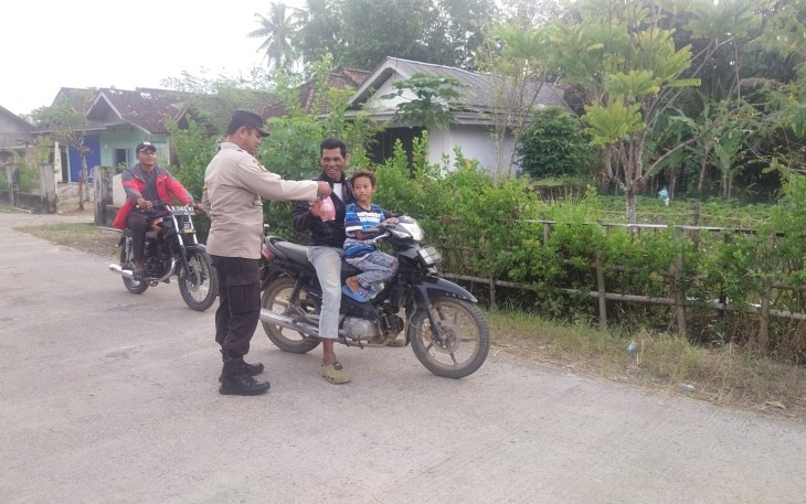Bhabinkamtibmas Polsek Belitang Tiga Bagikan Takjil