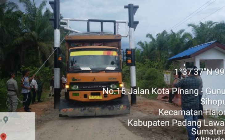 Kini, berbagai kenderaan termasuk Truk, sudah bisa melintas di Simpang Brakas-Simangambat, setelah portal dibuka.