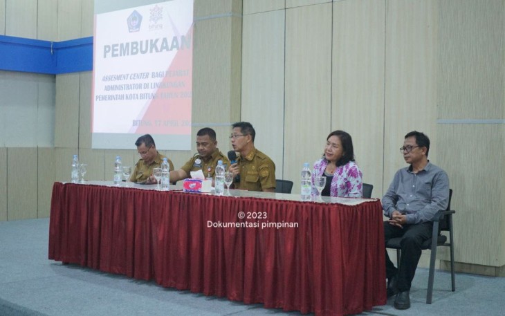 Wawali Hengky Honandar saat memberikan sambutan dalam kegiatan pembukaan assessment center bagi pejabat di lingkungan pemerintah kota Bitung