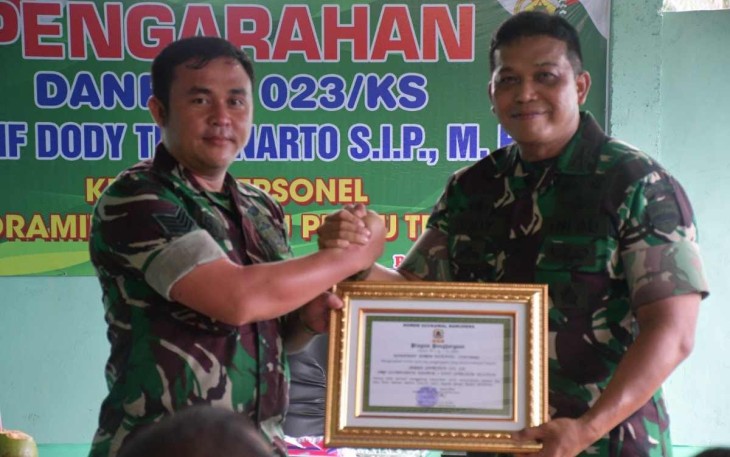 Danrem 023/KS Berikan Penghargaan kepada  Prajurit yang Berhasil Rebut Hati Rakyat