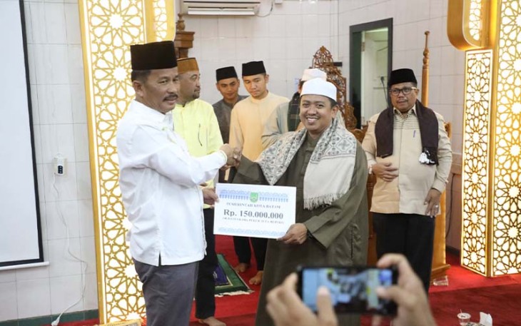 Muhammad Rudi Serahkan Bantuan Pembangunan Masjid di Bengkong