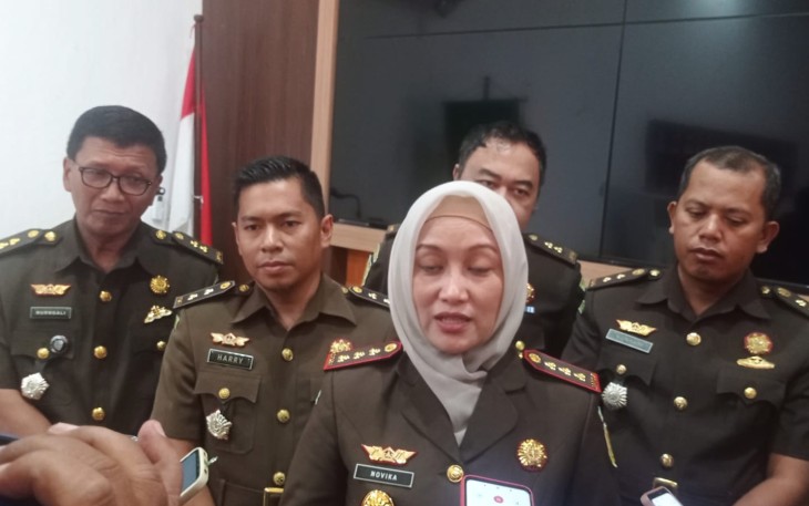 Kepala Kejaksaan (Kajari) Negeri Kota Kediri Novika Muzairah Rauf, S.H., M.H., didampingi para Kasi Pidsus, Kasi Pidum, Kasi Datun dan Kasi Intelijen melalui konferensi pers di Gedung Heritage Kantor Kejaksaan Negeri Kota Kediri, Jumat (21/7/2023) pukul 10.15 WIB. 