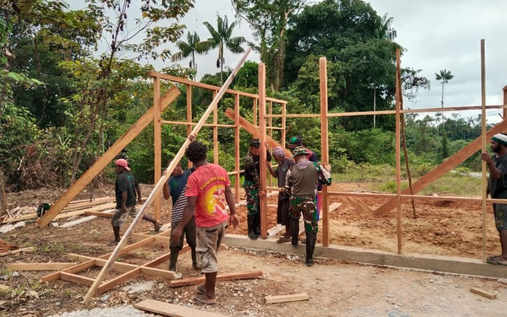 Masyarakat Pedalaman Distrik Ninati Papua Selatan Merespon Positive Ajakan Satgas Pamtas Statis RI-PNG Yonif 111/KB Bangun Pasar Rakyat