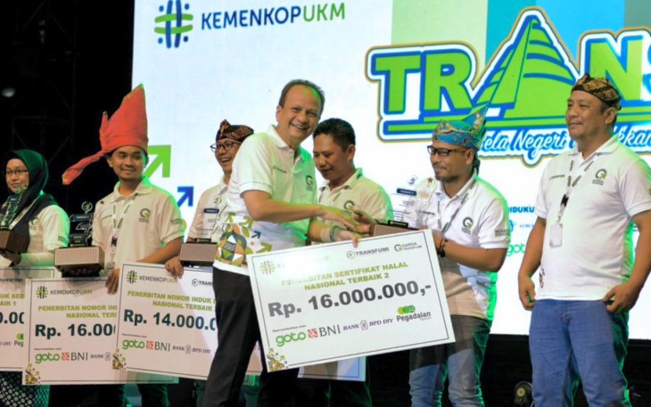 Deputi Bidang Usaha Mikro KemenKopUKM Yulius dalam acara Transfumi Summit 2023 bertajuk ‘Bela Negeri Tunjukkan Bakti’ di Sleman, Daerah Istimewa Yogyakarta (DIY), Rabu malam (22/11). 