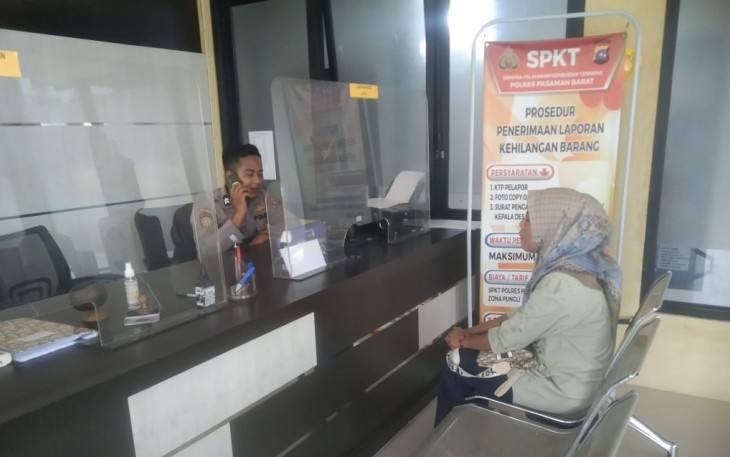 Afriani (43) warga Sungai  Aur, Kecamatan Sungai Aur, Kabupaten Pasaman Barat, Selasa (14/11/2023) mendatangi SPKT Polres Pasaman Barat.