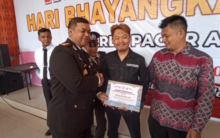 Kapolres Pagar Alam Berikan Penghargaan Kepada Ketua IWO 