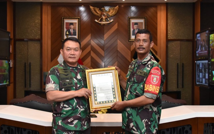 Kasad saat Naikan Pangkat Luar Biasa Kepada Kopka Azmiadi