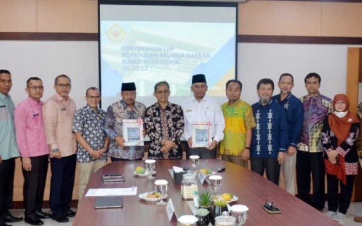 BPK RI perwakilan Sumbar menyerahkan Laporan Hasil Pemeriksaan (LHP) kepatuhan atas belanja daerah Kabupaten Agam tahun 2022.