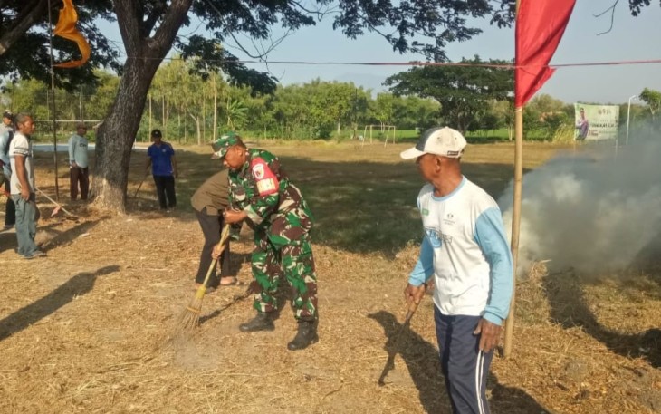 Babinsa Ajak Masyarakat Bersihkan Lingkungan