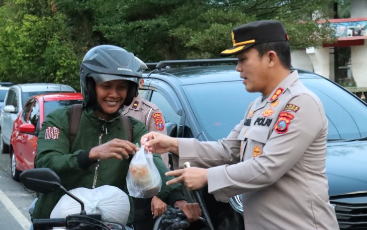 Kapolres Simalungun saat Bagi-bagi Takjil Pada Pengendara