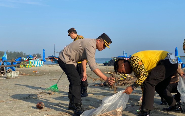 Polda Bengkulu dan Polresta Bersihkan Kawasan Pantai Zakat