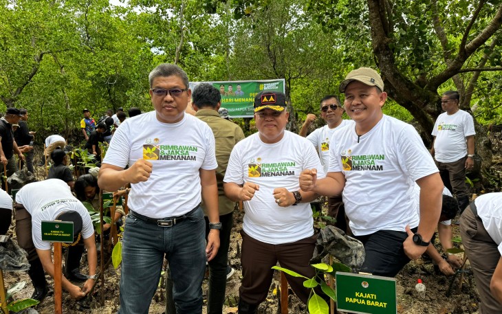  Rimbawan dan Jaksa Tanam Pohon Mongrove 
