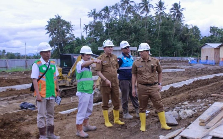 Sekdako Padang Panjang, Sonny Budaya Putra didampingi Kadis Parpora meninjau proyek pembangunan Sport Center.