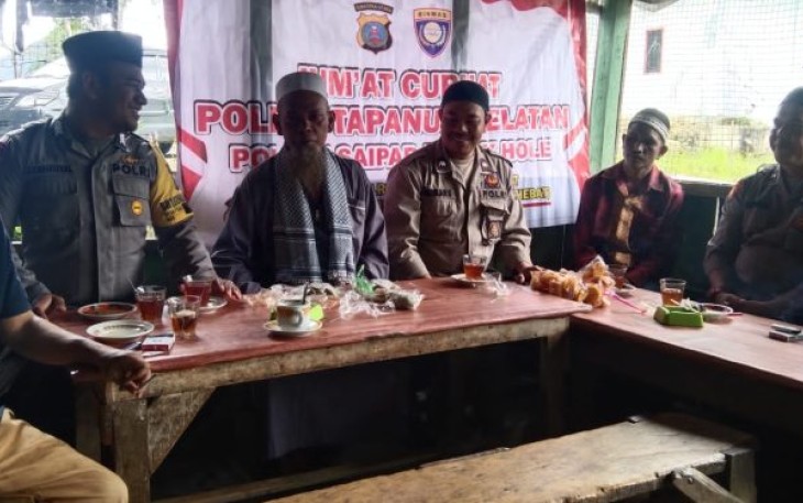 Salah seorang warga, Pendi Ritonga, mengeluhkan terkait kondisi jalan yang sudah rusak dari Kecamatan Sipirok menuju Saipar Dolok (SD) Hole, Kabupaten Tapanuli Selatan (Tapsel) ke personel Polsek SD Hole, Jumat (19/5/2023)