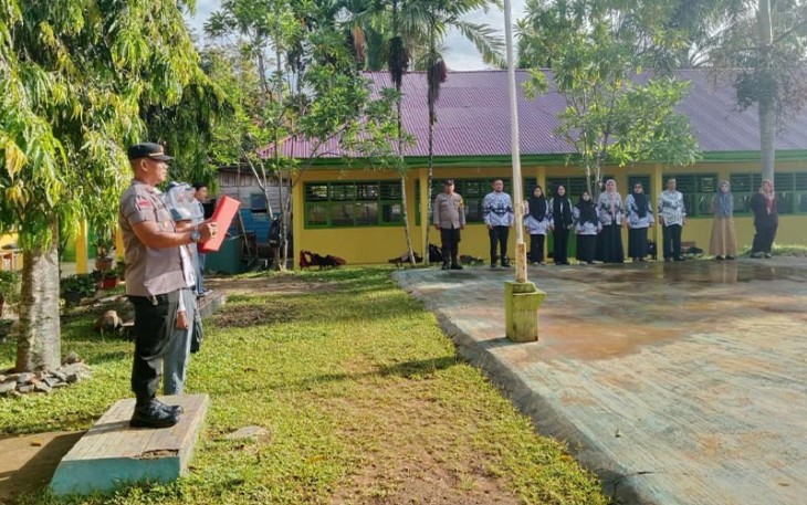 Kapolsek Pagar Jati Polres Bengkulu Tengah (Benteng) Polda Bengkulu IPDA Khalid Wahyudi, SH saat bertindak selaku Pembina Upacara di SMA NEGERI 04 Pagar Jati Bengkulu Tengah pagi hari ini Senin (16/01)