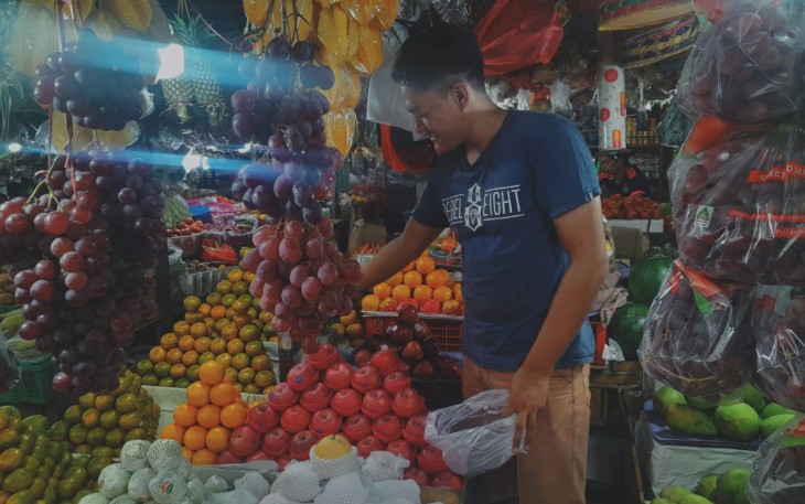 Pedagang buah pasar pondok labu (Sumber: Abril Geralin)