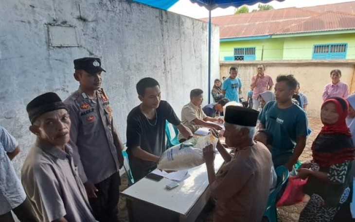 Suasana Penyaluran bantuan pangan Nasional berupa 700 karung beras ke masyarakat, Rabu (3/5/2023) pagi.