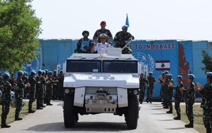 Panglima TNI Laksamana TNI Yudo Margono, S.E., M.M. saat Naiki Kendaraan Tempur Kontingen Garuda