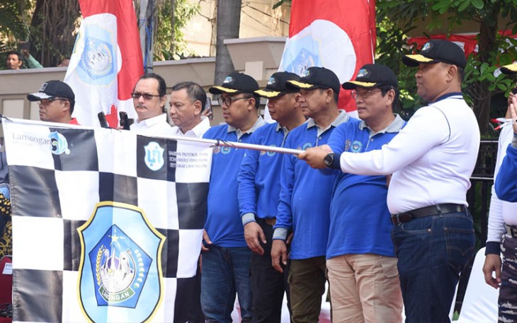 Danlantamal V saat Berangkatkan Peserta Karnaval Lamongan