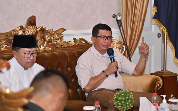 Kepala BNPB Letjen TNI Suharyanto, S. Sos., M.M. mengadakan rapat di Kantor Bupati Cianjur pada Jumat (6/10).