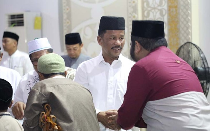 BP Batam Muhammad Rudi saat melaksanakan salat tarawih perdana di Masjid Sultan Mahmud Riayat Syah, Rabu (22/3/2023).