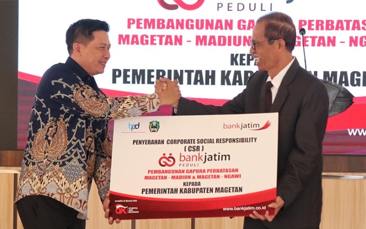 Penyerahan CSR di Pendopo Kabupaten Magetan secara simbolis oleh Pjs. Psd. Kom Eksternal Bank Jatim Bambang Supriadi mewakili manajemen kepada Bupati Magetan Suprawoto (21/3/ 2023).