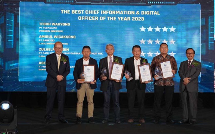 Penyerahan Penghargaan di Ballroom Hotel Mulia Senayan Jakarta Pusat kepada Direktur IT & Digital Bank Jatim, Zulhelfi Abidin, Rabu malam (29/3).