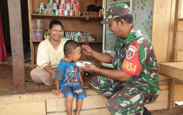 Babinsa Sambaliung Berikan Makanan Tambahan