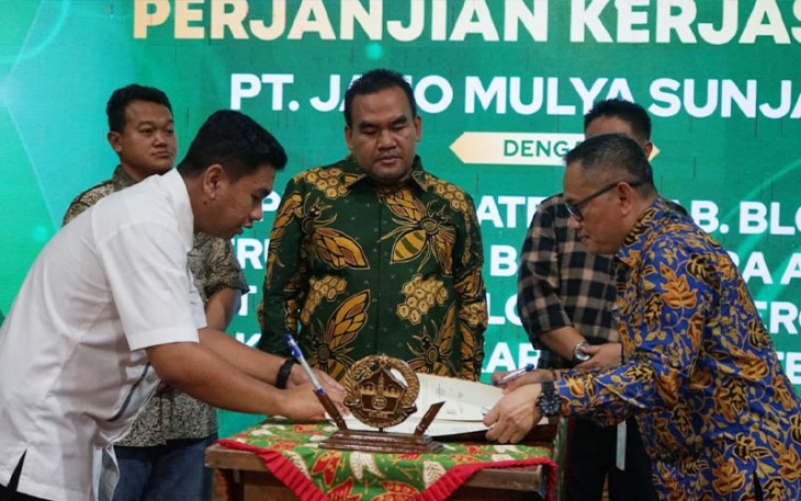 Bupati Blora Arief Rohman menyaksikan penandatanganan perjanjian kerjasama dengan perusahaan angkutan udara dan biro umroh.