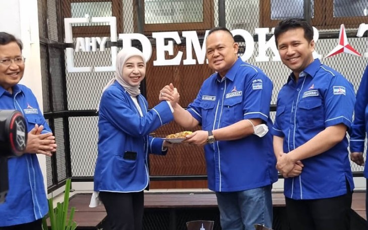 Pengurus DPD Demokrat Jatim terlihat merayakan HUT Partai Demokrat ke 22 di rumah AHY jalan Jemursari, Surabaya pada Sabtu (9/9/2023). 