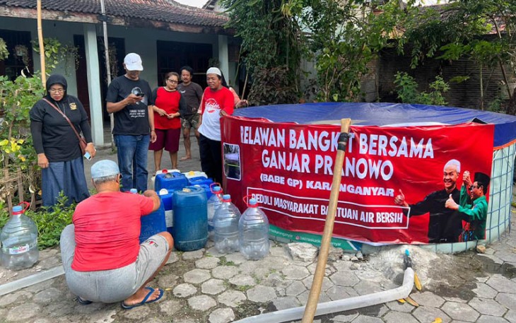 Relawan Bangkit Bersama Ganjar Pranowo (BABE GP) Karanganyar menyalurkan bantuan air bersih kepada warga terdampak kekeringan di Desa Bulurejo, Kecamatan Gondangrejo, Kabupaten Karanganyar, Minggu (29/10/2023).