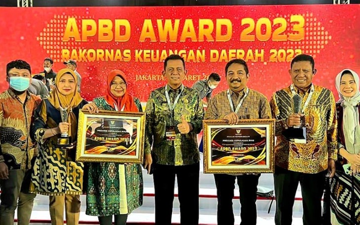 Gubernur Kepulauan Riau H. Ansar Ahmad saat menerima dua penghargaan dalam bentuk trofi dan piagam dari Wakil Menteri Dalam Negeri RI John Wempi Wetipo dalam acara APBD Award 2023 di Mercure Convention Center Ancol, Jakarta, Kamis (16/03). 
