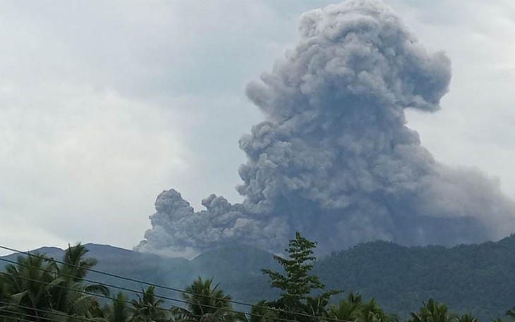 Gunung Api Dukono saat Erupsi