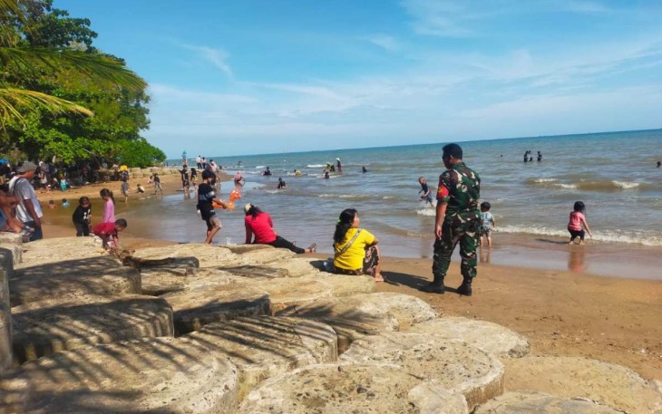 Sertu Herry saat memberikan himbauan keselamatan pengunjung pantai