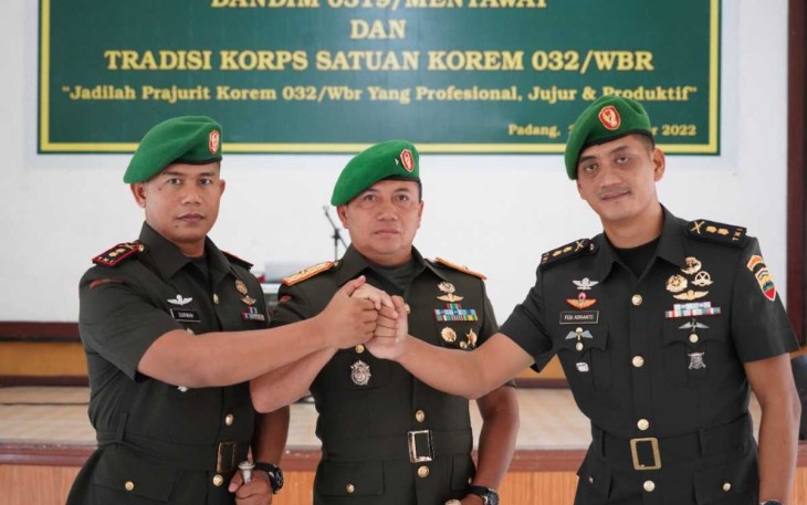 Danrem 032/Wbr Brigjen TNI Purmanto foto bersama Dandim 0319/Mentawai Letkol Inf Suirwan usai sertijab di Makorem 032/Wbr Padang