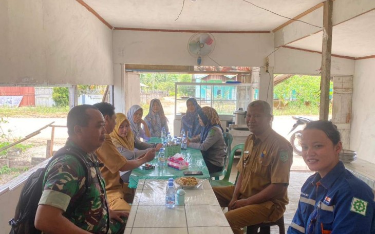 Serka Parsudi saat komsos bersama aparat kelurahan pendingin