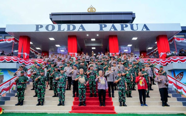 Panglima TNI Laksamana Yudo Margono foto bersama Kapolri dan Kepala Staf AD, AL, AU dalam peresmian gedung baru Polda Papua, Minggu (8/1)
