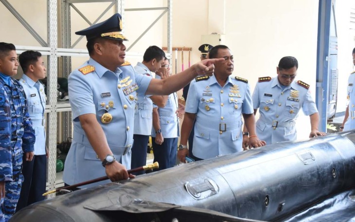 Dankoharmatau Marsda TNI Bambang Triono saat mengunjungi fasilitas Depohar 70 Bandung, Senin (9/1)