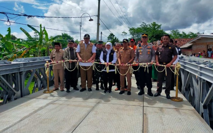 Dandim 0801/Pacitan Letkol Inf Roliyanto saat peresmian jembatan Kembang, Selasa (10/1)