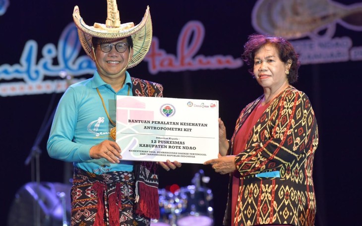 Menteri Desa PDT dan Transmigrasi Abdul Halim Iskandar saat memberikan bantuan secara simbolis