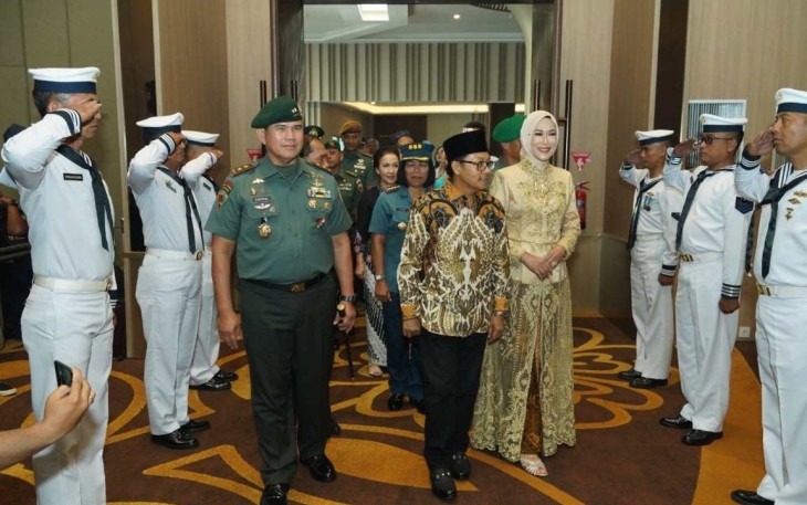 Pangdivif 2 Kostrad Mayjen TNI Syafrial saat menghadiri acara pernikahan massal di Hotel Grand Mercure Malang, Sabtu (14/1)